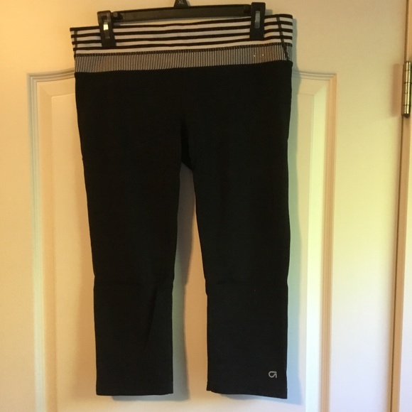 EUC Gap Fit workout Capris. - Picture 2 of 3